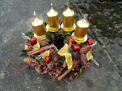 Adventní věneček šiškový zlatý — foto 1