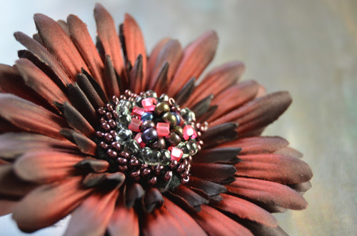 Gerbera vínová - brož + pineta — foto 1