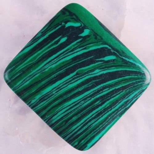 Kabošon - syntetický malachit 32x32x3mm 1 ks
