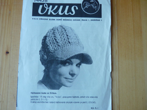 Vkus č. 74438, háčkovaná čapka se štítkem — foto 1