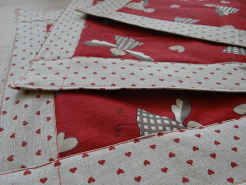 Prostírání - andílci v červené — foto 1