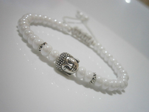 Bílý náramek s Buddhou (macramé) — foto 1