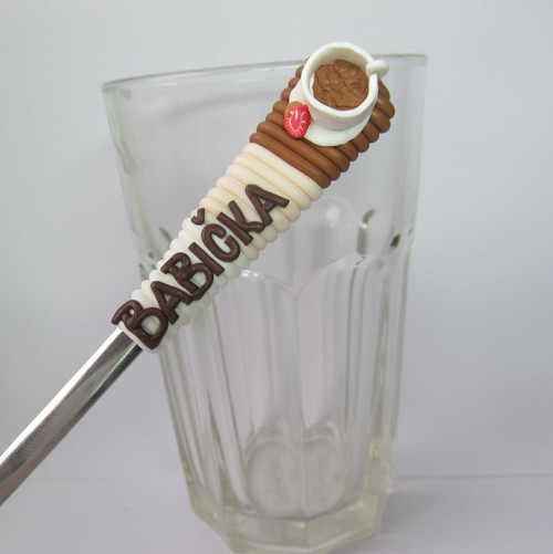 Lžička na latté se jménem a hrníčkem kávy