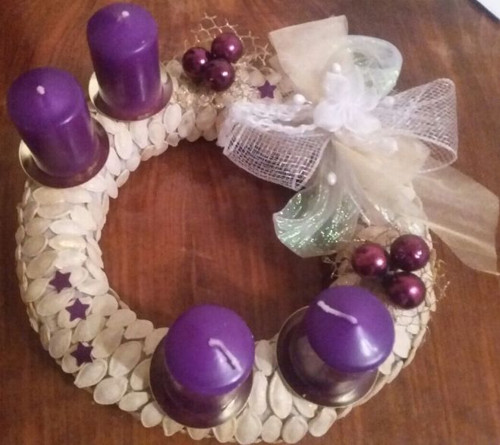 Fialový adventní vánoční věnec — foto 1