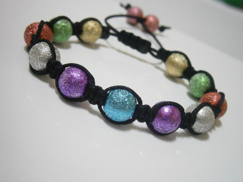 Třpitivý barevný náramek (shamballa)