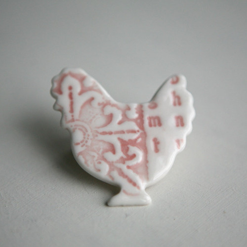 Slepice před svátky (porcelánová brož) — foto 1