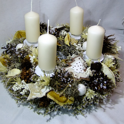 Adventní věneček v krémové — foto 1