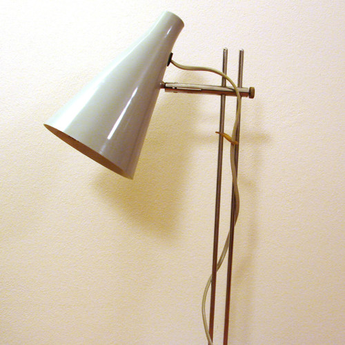 První hodina odbila, lampa ještě svítila-lampička