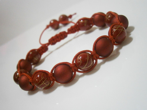 Červený náramek (shamballa/macramé) — foto 1