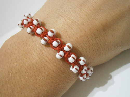 Červeno-bílý náramek (macramé/shamballa) — foto 1