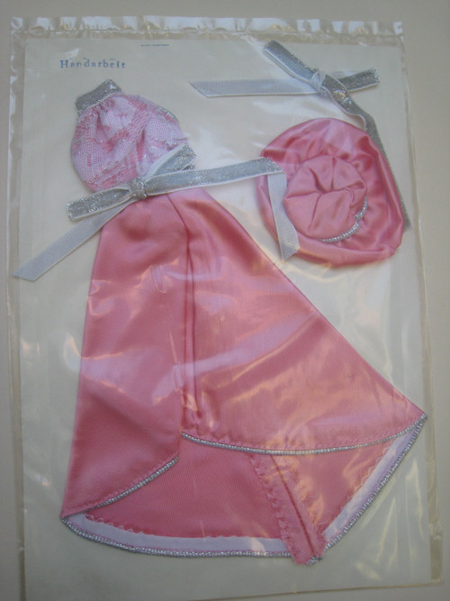 Oblečeme Barbie na ples — foto 1