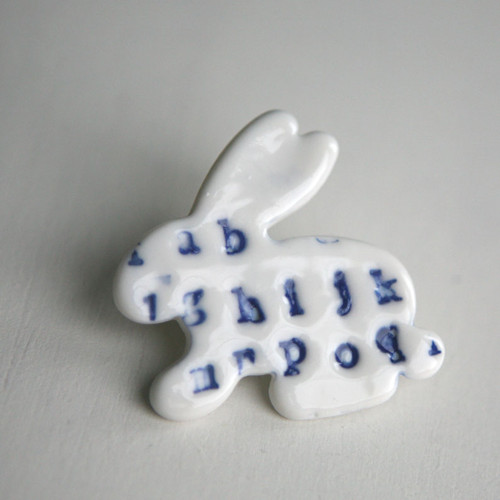 Blue Reader (porcelánová brož) — foto 1
