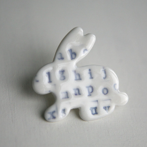 Powder Blue Reader (porcelánová brož) — foto 1