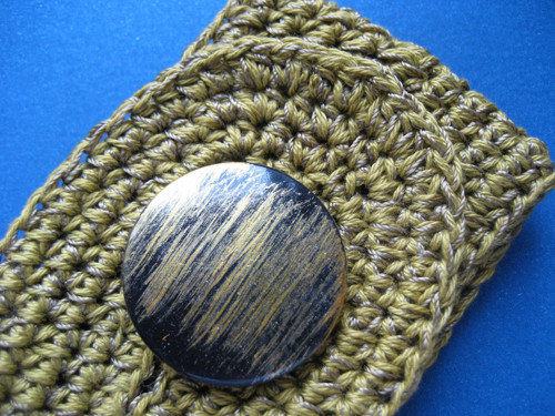 Háčkovaný náramek s knoflíkem - zelená/khaki
