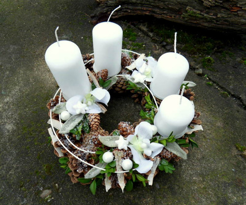 Bílý adventní věneček — foto 1