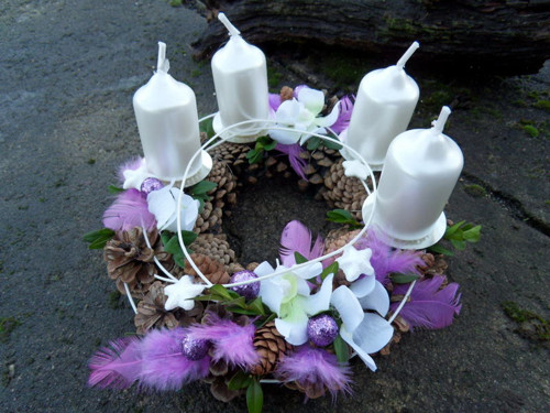 Fialový adventní věneček s orchidejemi — foto 1