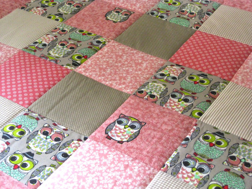 PATCHWORK dětská deka s aplikacemi soviček — foto 1