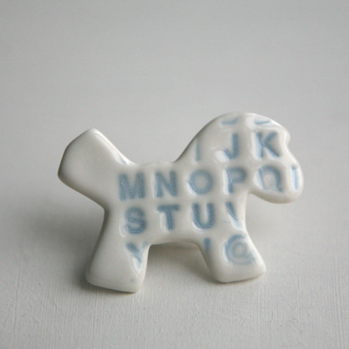 Přátelský... (porcelánová brož) — foto 1