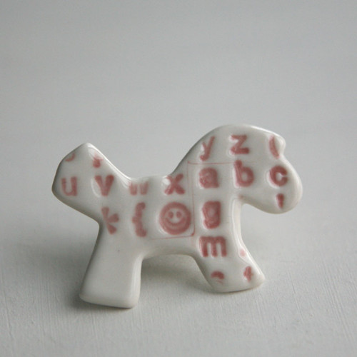 Přátelský... (porcelánová brož) — foto 1