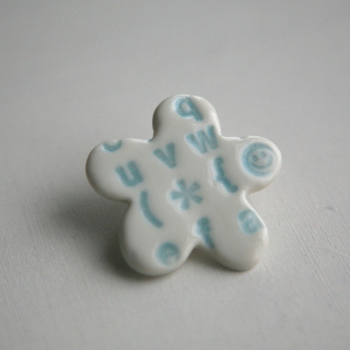 Mluví (porcelánová brož) — foto 1