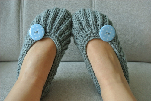 Šedé ťapky s knoflíkem — foto 1