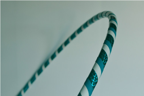 Obruč na hooping zelenomodro-bílá 85 cm — foto 1