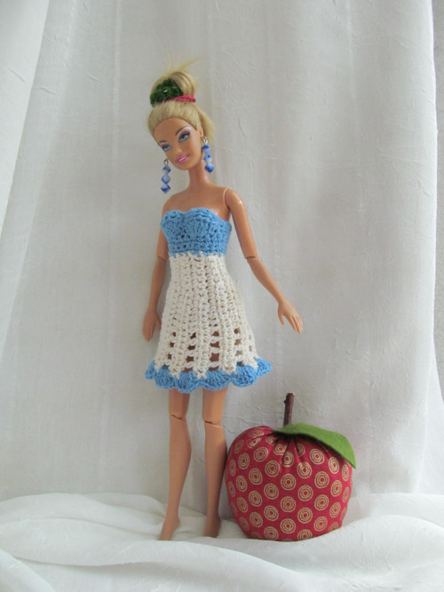 Modrobílé šatičky pro Barbie — foto 1