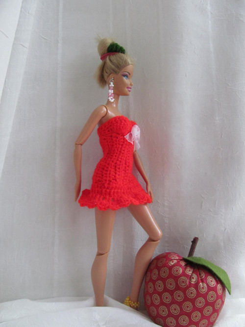 Červené šatičky pro Barbie — foto 1
