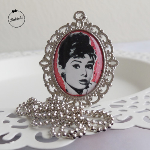 Audrey v červeném kabátku - medailonek — foto 1