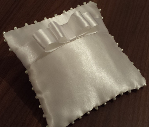 BÍLÝ polštářek pod prstýnky s mašličkou