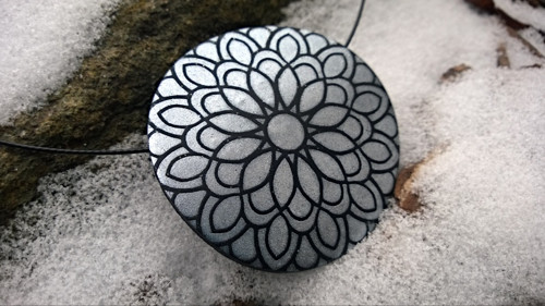 Černo-stříbrná mandala — foto 1