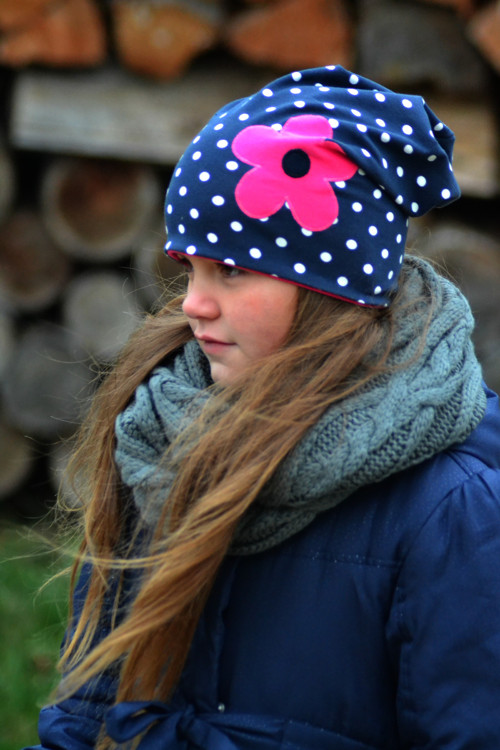 Čepička tmavě modrá puntíkatá — foto 1