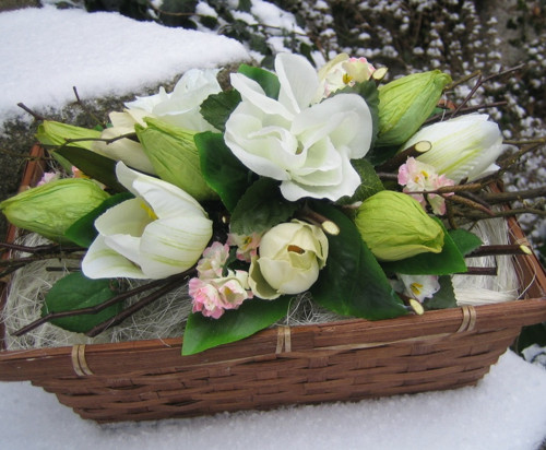 Jemný košík s tulipány — foto 1