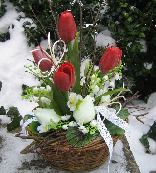 Košík s tulipány a konvalinkami — foto 1