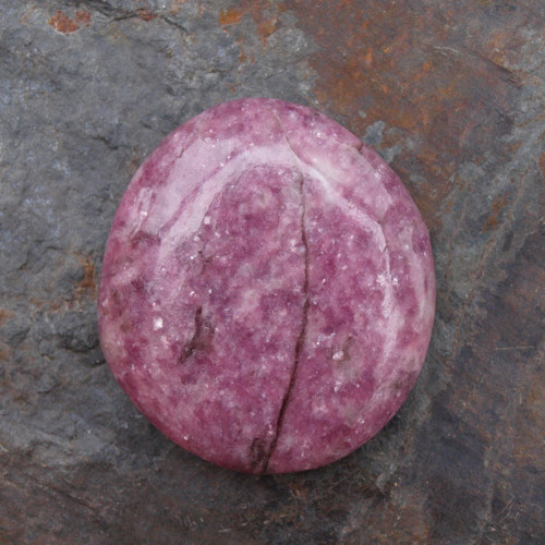 Lepidolit, placka 44x39 mm — foto 1