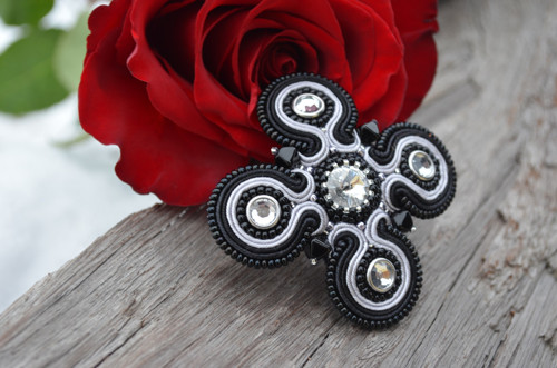 Soutache brož Midnight Cross — foto 1