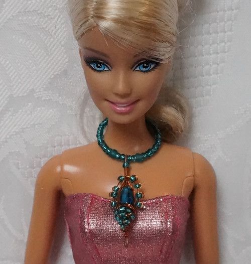 Šperk pro Barbie - drátovaný přívěsek — foto 1