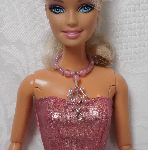 Šperk pro Barbie - drátovaný přívěsek — foto 1