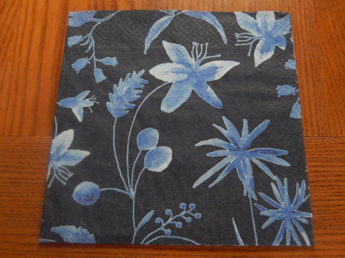 Ubrousek na decoupage - modré květy na černém