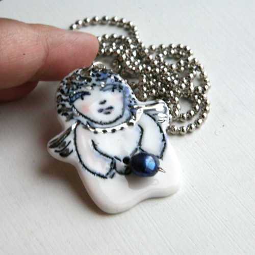 Anděl s perlou (porcelán) — foto 1