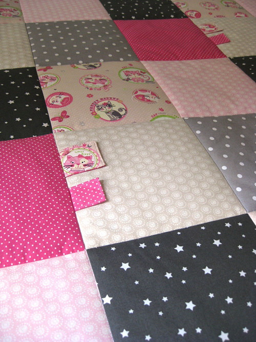 PATCHWORK deka s praporky 120x120 - kočičky šedé — foto 1