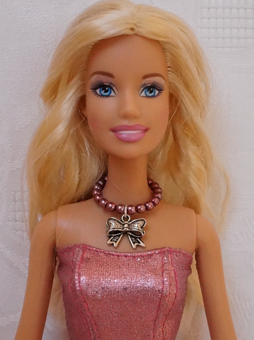 Náhrdelník pro Barbie s mašličkou — foto 1
