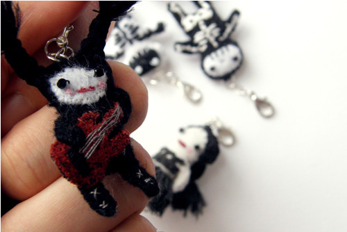 Mini metalistka, copatá kytaristka — foto 1
