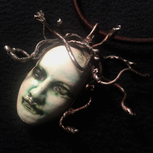 Náhrdelník cín a porcelán - Medusa — foto 1