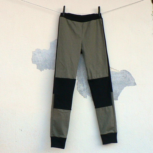 Podvlíkačky - tepláky (khaki-černá) vel. 140 — foto 1