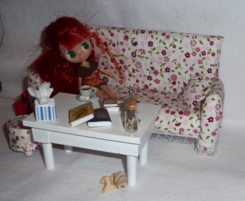 Miniaturní stolek k sedačce — foto 1