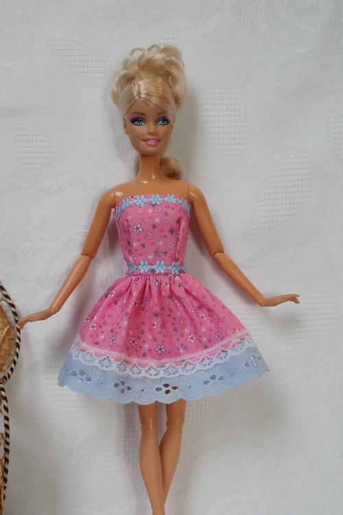Šaty pro Barbie s madeirou — foto 1