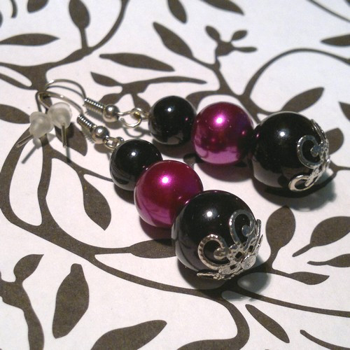 Černo-fuchsiové perličkové náušničky