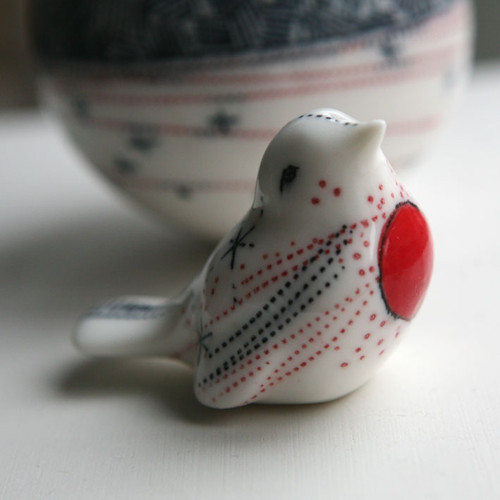 Na parapet...... ptáče (porcelán) — foto 1
