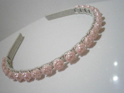 Bílá čelenka s růžovými růžičkami (macramé) — foto 1